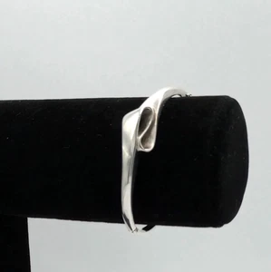 925 Sterling Silver Ribbon Bangle Cuff Bracelet Modernist Hinged Marked "FP" - Picture 1 of 10