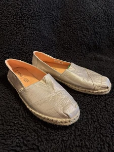 Toms Ladies Gold Slip On Flats Boat Shoes Size 8.5 S42 - Picture 1 of 8