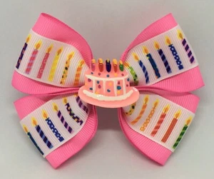 Mädchen Haarschleife 4" breit rosa Geburtstagstorte und Kerzen Haarspange Clip oder Pferdeschwanz - Bild 1 von 4