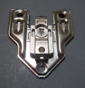 Blum CLIP Top Face Frame Adapt Plate w/Cam Adj Ctr Mount & 3mm Clearance-Stck 250 - Bild 1 von 2