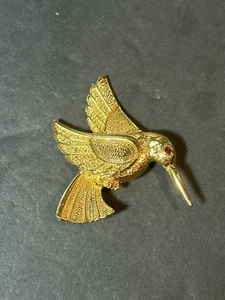 Vintage Avon goldfarbene Kolibri Brosche Anstecknadel rot Strass Akzent Auge - Bild 1 von 3