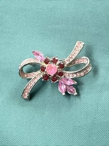 Spilla fiocco strass rosa tono argento vintage bellissima tenuta gioielli L1 - Foto 1 di 3