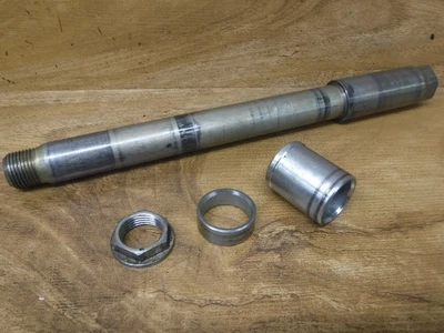 Suzuki RM125 RM 125 1996-2000 ¡Eje delantero OEM de fábrica con espaciadores espaciadores y tuerca! Foto 1 de 4