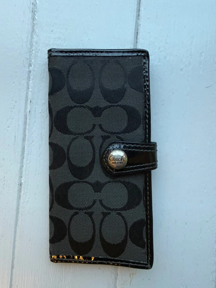 Cartera sobre vintage Coach negra con estampado de firma de cuero/lona charol  Foto 1 de 3