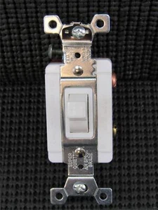 Interruptor de palanca silencioso de 3 vías Cooper Arrow Hart 1993W 20A 120/277V blanco - Imagen 1 de 7