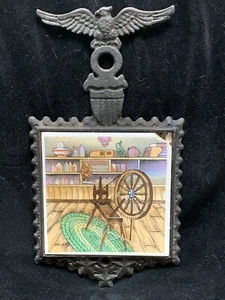 Trivet de metal de hierro fundido de colección - parte superior de águila / parte inferior de estrella, centro de azulejos - ¿PROYECTO? - Imagen 1 de 6