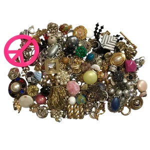 Vintage Einzel Ohrring Lot Clip auf Schraubverschluss EINIGE SIGNIERT Trödel Handwerk 2 Pfund Pfund - Bild 1 von 10