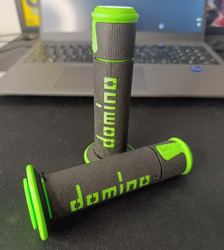 Manopole Moto Domino Replica – Nero/Verde o Nero/Blu – Universali - Immagine 1 di 1