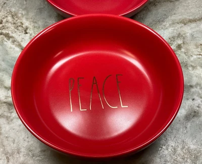 Cuencos de pasta grandes Rae Dunn Navidad rojo y dorado PAZ. 8 pulgadas. Juego de 2. Nuevo. Foto 1 de 4