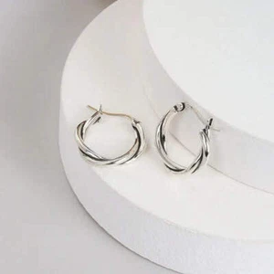 Verdrehte Draht Kreis Kreolen-Ohrringe als Unisex Ohrschmuck im gedrehten Kreole - Bild 1 von 8
