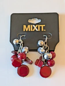MixIt 1-3/4" Ohrhänger Stil Ohrringe - rot/silber Perlen - silberfarben neu auf Karte - Bild 1 von 2