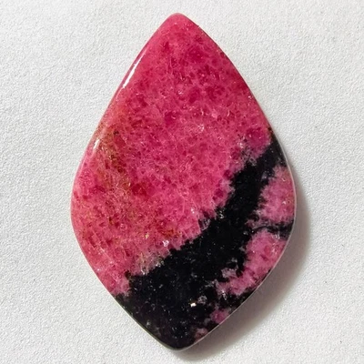 85 Cts Natural Rhodonite Cabochon Gemstone For Jewelry 48.6x32x5.5 MM - Image 1 of 3