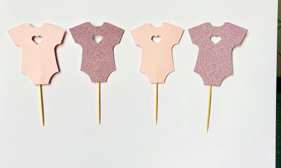 Chaleco hecho a mano para baby shower con cupcake Foto 1 de 1