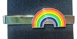 Fermacravatta LGBT Rainbow Pride lesbica gay bisessuale transgender metallo smaltato NUOVO - Foto 1 di 3