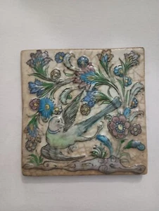 Antike persische Qajar handbemalte Hochrelief geformte Dekorfliese - Bild 1 von 6
