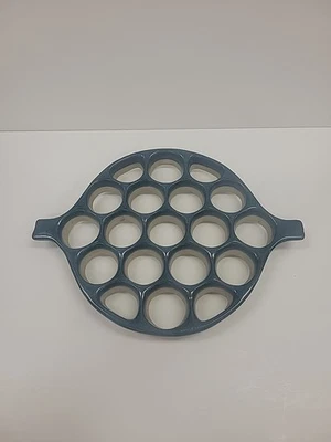 Bennington Pottery David Gil Honeycomb Pattern Trivet, Green/white. - Image 1 of 4