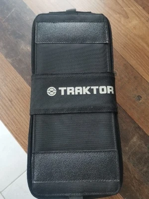 Native Instruments Traktor Kontrol X1 MK2 DJ Controller Inklusive Ständer/Tasche - Bild 1 von 2