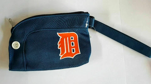 NEW! DETROIT TIGERS JERSEY STADIUM WRISTLET WALLET LICENSED Cover