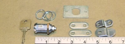 Medeco 72S model 1-1/8" long cam lock w/ 1 working key & extra mounting hardware - Image 1 of 4