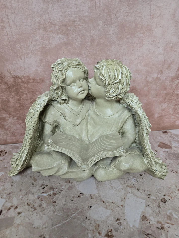 Hogar Interiores Regalos Querubín Ángel Estatua Estatuilla Libro de Lectura Besándose en la mejilla Foto 1 de 4