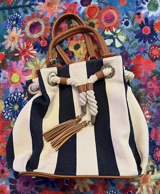Bolso de Mano JustFab Rayas Azul y Crema; con Cuerda, Borlas de Cuero Sintético, Herrajes Dorados Foto 1 de 4