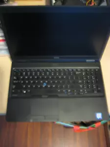 Dell Precision 3520 i7-6820HQ, 2,7 GHz 16 GB 256 GB computer portatile a stato solido Windows 10 Pro - Foto 1 di 5