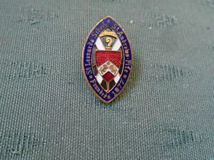 VINTAGE ST LEONARDS SCHOOL ST ANDREWS FIFE SCOTLAND - ENAMEL PIN BADGE - Picture 1 of 2