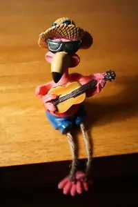 FLAMINGO Figur Regal Sitter Luau Gitarre Tiki Tropical Strand Bar Wohndeko - Bild 1 von 7