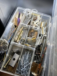 Lote de piezas de herrajes cajón chatarra garaje tornillos manitas - Imagen 1 de 6