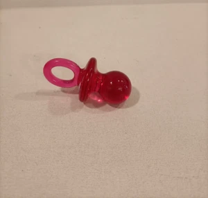 CIONDOLO COLLANA VINTAGE - CIUCCIO in PLASTICA ROSA ROSSO, TRASPARENTE, ANNI '90 - Foto 1 di 2
