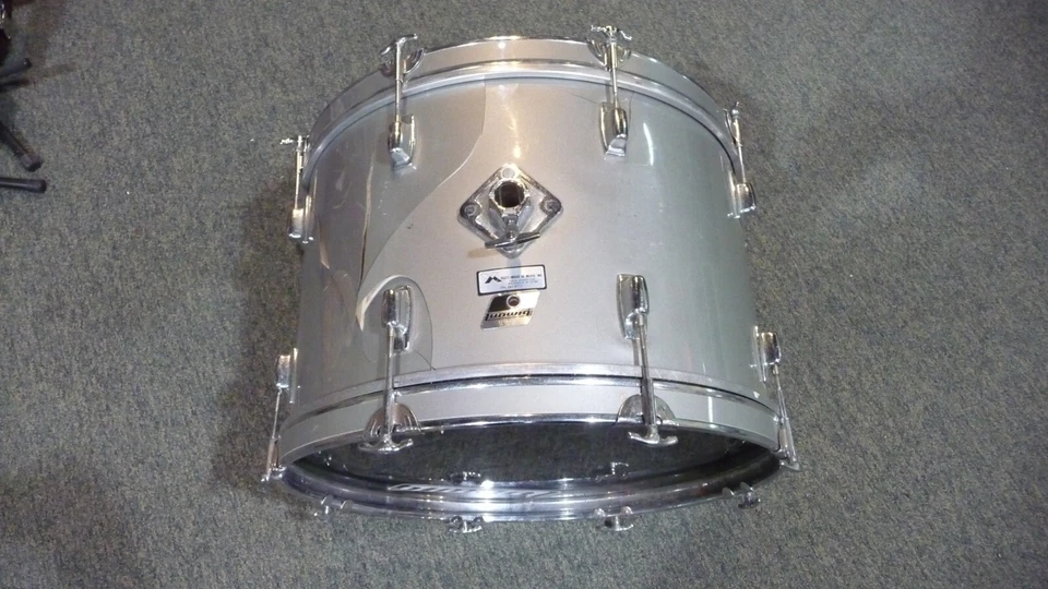 Bajo Ludwig 22"X14" carcasa sólida cubierta agrietada sin patas Foto 1 de 4