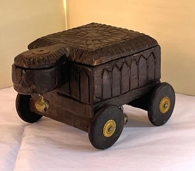 Antigua caja de especias de madera tallada a mano india. Carro sobre ruedas con tapa giratoria, campanas Foto 1 de 4