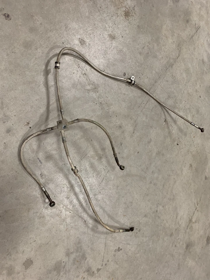 08-11 Manguera de línea de freno delantero Can-Am Outlander 400, 500, 650, 800 | 705600579 Foto 1 de 1