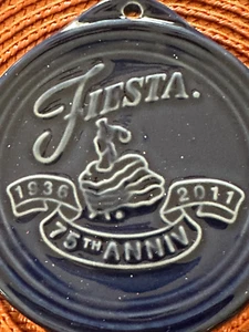 Fiesta Fiestaware azul cobalto 1936 a 2011 75 aniversario gres adorno - Imagen 1 de 3