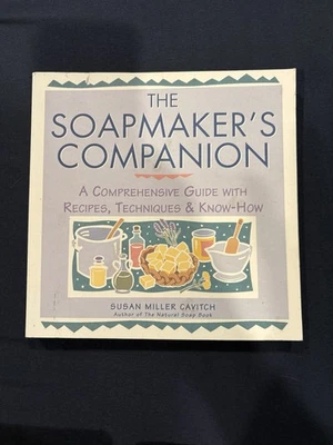 Gran colección de libros y suministros para hacer jabón Foto 1 de 4