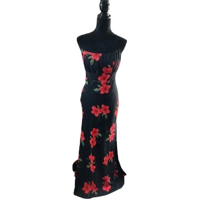 Vestido betsy and adam by Jalene negro con pedrería de flores rojas 10 usado Foto 1 de 4