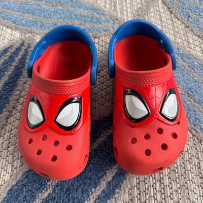 Zuecos sin cordones Crocs para niños pequeños jóvenes unisex Marvel Spider-Man talla C11 rojos Foto 1 de 4