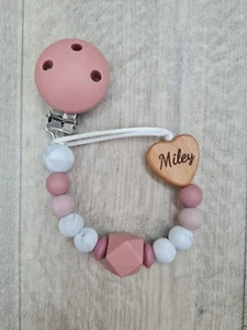 Personalisierter Silikon & Holz Dummy Clip beliebiger Name Schnullerband Schnuller Halter - Bild 1 von 14