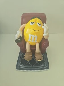 Dispensador de caramelos reclinable silla Lazy Boy amarilla vintage M&M's 1999 - Imagen 1 de 6