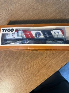 VINTAGE HO TRAIN TYCO 1776 BICENTENNIAL LOCOMOTIVE & Caboose  - Picture 1 of 3