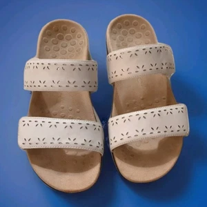Vionic 9.5 White Sandals - Picture 1 of 4