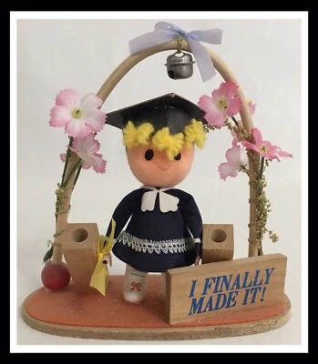 Vintage Graduation Cake Topper/Decoration - I FINALLY MADE IT! - Holds 2 Pencils — 第 1/4 张图片