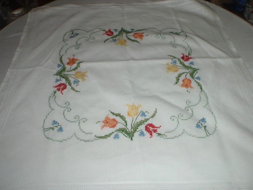 handgestickte Tischdecke,  bunte Tulpen, reine Baumwolle - Bild 1 von 1