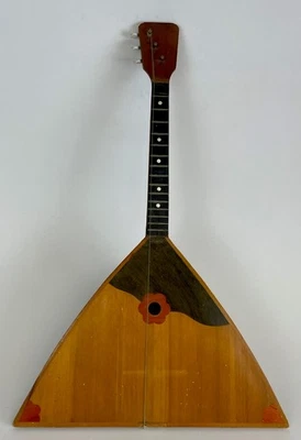 Instrumento ruso de tres cuerdas de madera Balalaika. Foto 1 de 4