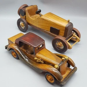Zwei markenlose altmodische Holz Modellautos, 9,5" und 12" lang, Räder funktionieren - Bild 1 von 9