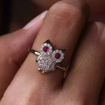 Anillo de boda enchapado en oro amarillo de 14 k con forma de búho rubí rosa simulado corte redondo de 2 quilates Foto 1 de 4
