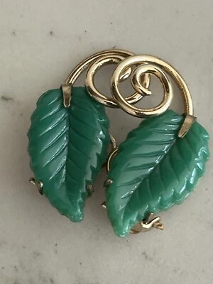 Pendientes Clip NAPIER Imitación Jade Vidrio Verde Pekín Años 50 Tono Dorado Hoja Pasarela Foto 1 de 4