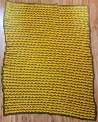 Crochet afgano vintage hecho a mano verde amarillo 50" X 38,5" (colores empaquetadores) Foto 1 de 4