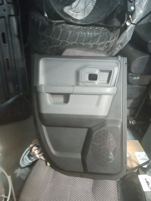 Отделочная панель салона задней двери со стороны водителя 2016 Ram1500 черная/серая - Изображение 1 из 2