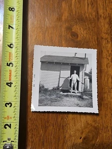 RARA VECCHIA FOTO D'EPOCA UOMO CON COLTELLI CHE SCOPPIA CABINA 1955 FREAKY - Foto 1 di 3